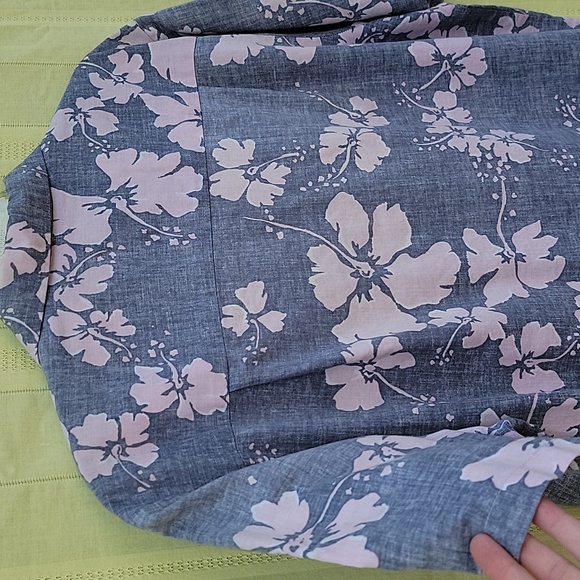 Men's Lightweight, Short Sleeved Chambray Floral Denim Button Down - Picture 6 of 7